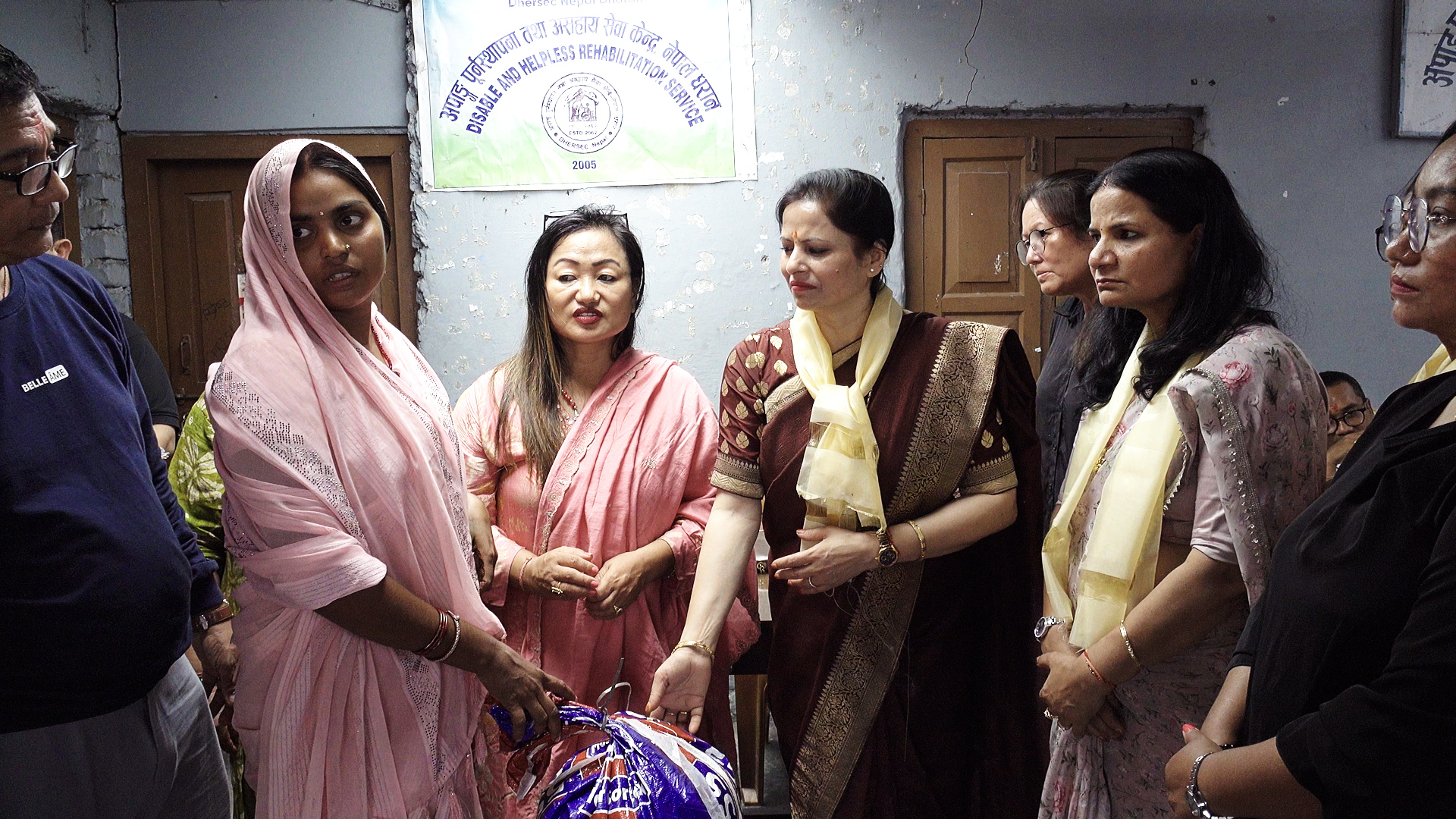 आय स्रोत कम भएका सर्वसाधारणलाई धरान १९ स्थित अपांग तथा असहाय केन्द्रले २० परिवारलाई खाद्यान्नसँगै अत्यावश्यक सामाग्री वितरण