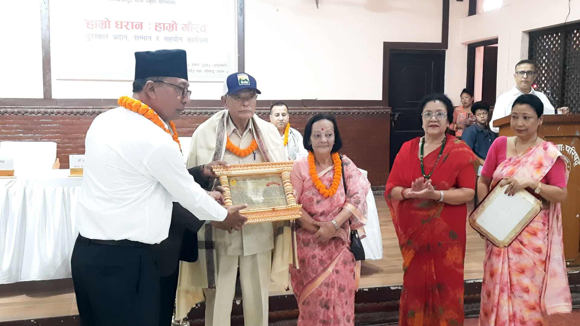 धरानका अग्रज समाजसेवी तथा पूर्व प्रधानपञ्च श्यामगोविन्द श्रेष्ठ , शिक्षा क्षेत्रमा योगदान पु¥याएका डा. इन्द्रमोहन झा लाई सम्मान साथै धरान उपमहानगरपालिकाका सरसफाइ कर्मी महिलाहरूलाई सहयोग प्रदान