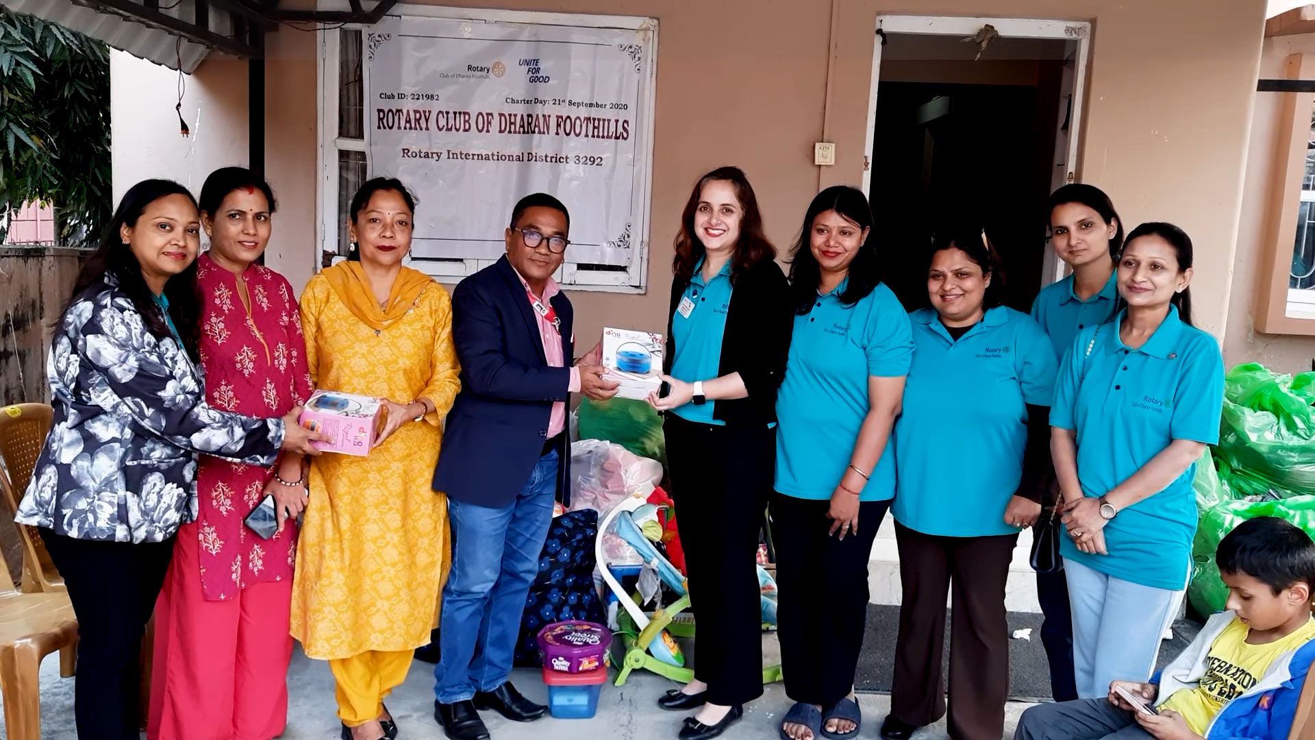 सामाजिक सेवामा सक्रिय रोटरी क्लब अफ धरान फुटहिल्सले धरानस्थित क्लोथ फाउण्डेशनलाई लत्ताकपडा हस्तान्तरण